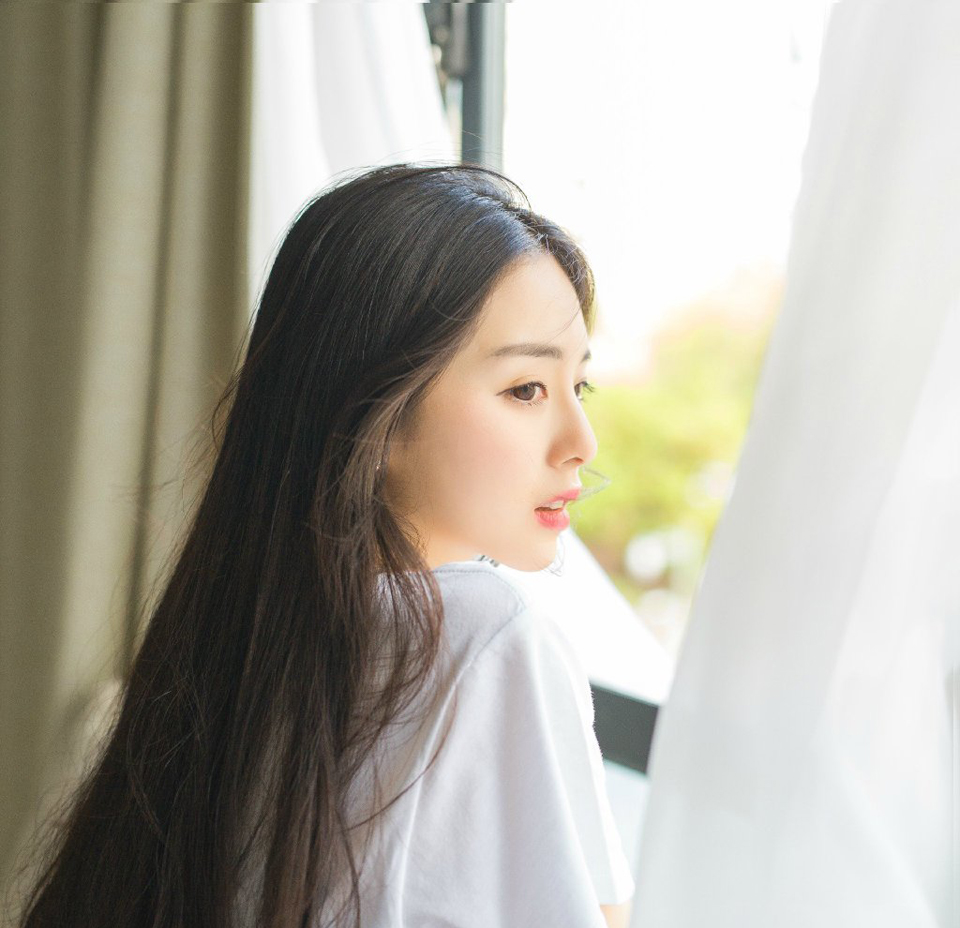 这个世界本来就是痛苦的，幸福都是短暂的。有时要相信缘分。既然放不下，就不要刻意放下，把她放在心里吧，能遇到一个让你放不下的人，也是一种幸福。有的人，活了一辈子，都没有遇到能让自己动心的人。时间会治疗一切，我相信幸福会在不远的将来，等着你。